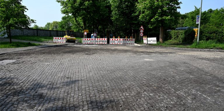 Die Bauarbeiten an der Kreisstraße legten die alte Kopfsteinpflasterstraße frei. Da die Steine beschädigt sind, werden sie bald wieder überteert.