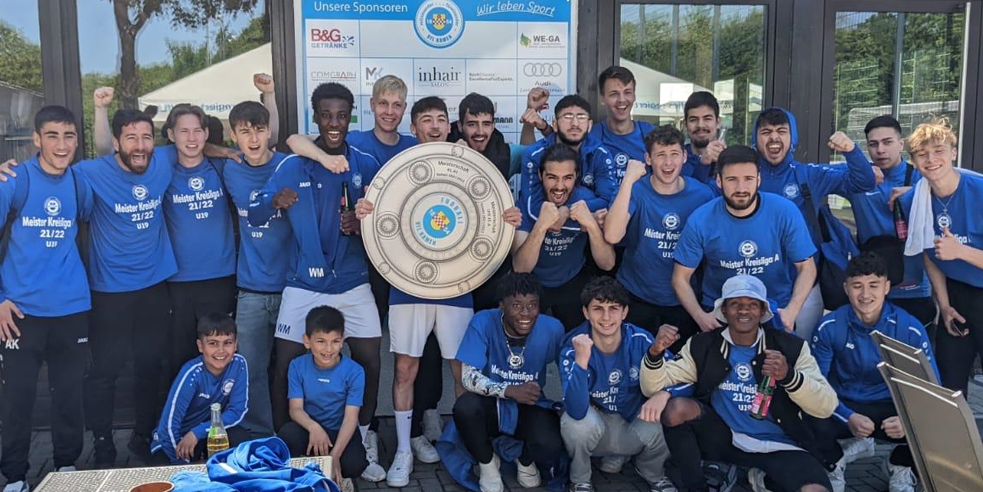 Ausgelassener Jubel der „Feierbiester“ des VfL Kamen: Die U19 steht frühzeitig als Meister der Kreisliga A fest.