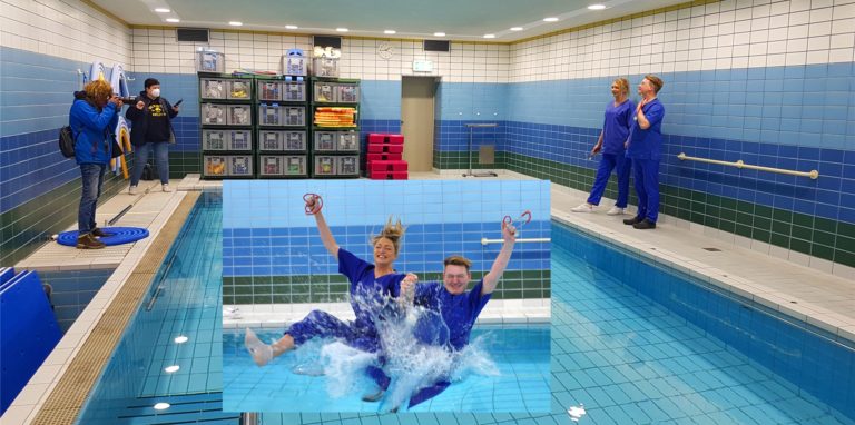 Ein symbolischer Sprung zweier Pflegekräfte ins Becken wirbt für den sogenannten FlexPool des Marienkrankenhauses.
