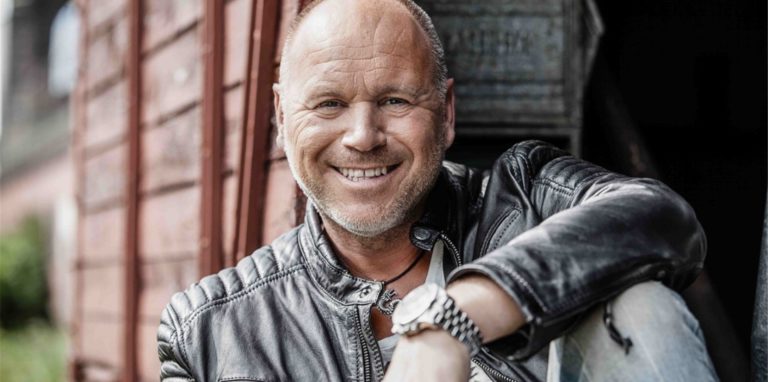 Olaf Henning schwingt den Minigolfschläger zur Eröffnung in Kamen: Am 22. Mai kommt der Schlagerstar und tauscht das Mikro gegen das entsprechende Spielgerät.