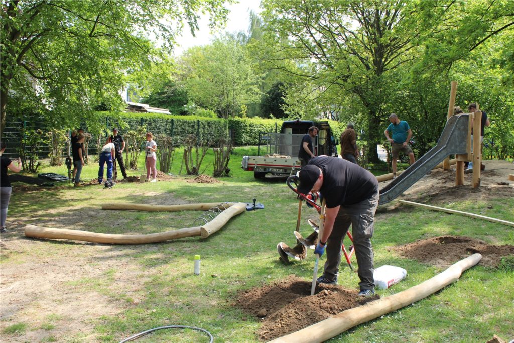 Eine Klettergerät, viele Baustellen – für die Mädchen und Jungen der Kita Zwergengarten wurde fleißig gewerkelt. Eine Klettergerät, viele Baustellen – für die Mädchen und Jungen der Kita Zwergengarten wurde fleißig gewerkelt.