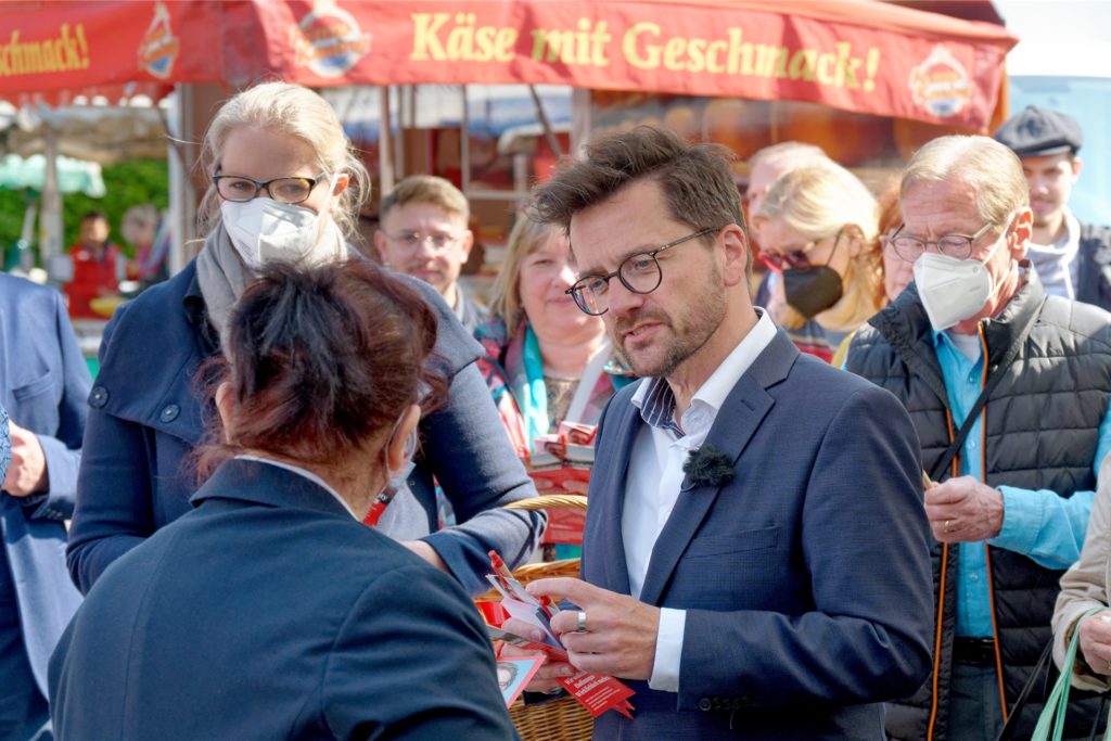 Thomas Kutschaty, Spitzenkandidat der SPD zur Landtagwahl in Nordrhein-Westfalen verteilt auf einem Markt in Leverkusen- Opladen Werbematerial.