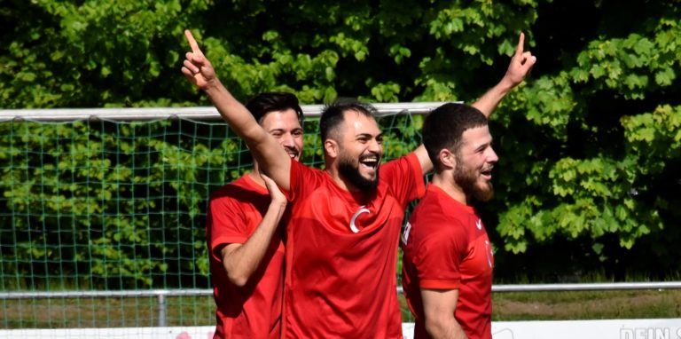 Jubel in Rot: Der TSC Kamen hat ein spektakulären und unerwarteten Sieg eingefahren. Hier lässt sich Gökhan Karatas für sein Tor zum 5:1 von Ahmet (r.) und Tarik Acar feiern.