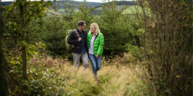 Die Saison der Wanderer hat begonnen. Im Sauerland lassen sich viele Strecken erkunden – unter anderem die Golddorf-Route Kirchrarbach unweit der Kyrill-Hütte.