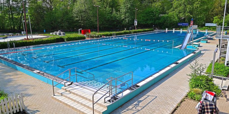 Das große Becken ist wieder gefüllt mit sauberem Wasser. Ab Sonntag kann man wieder Baden.