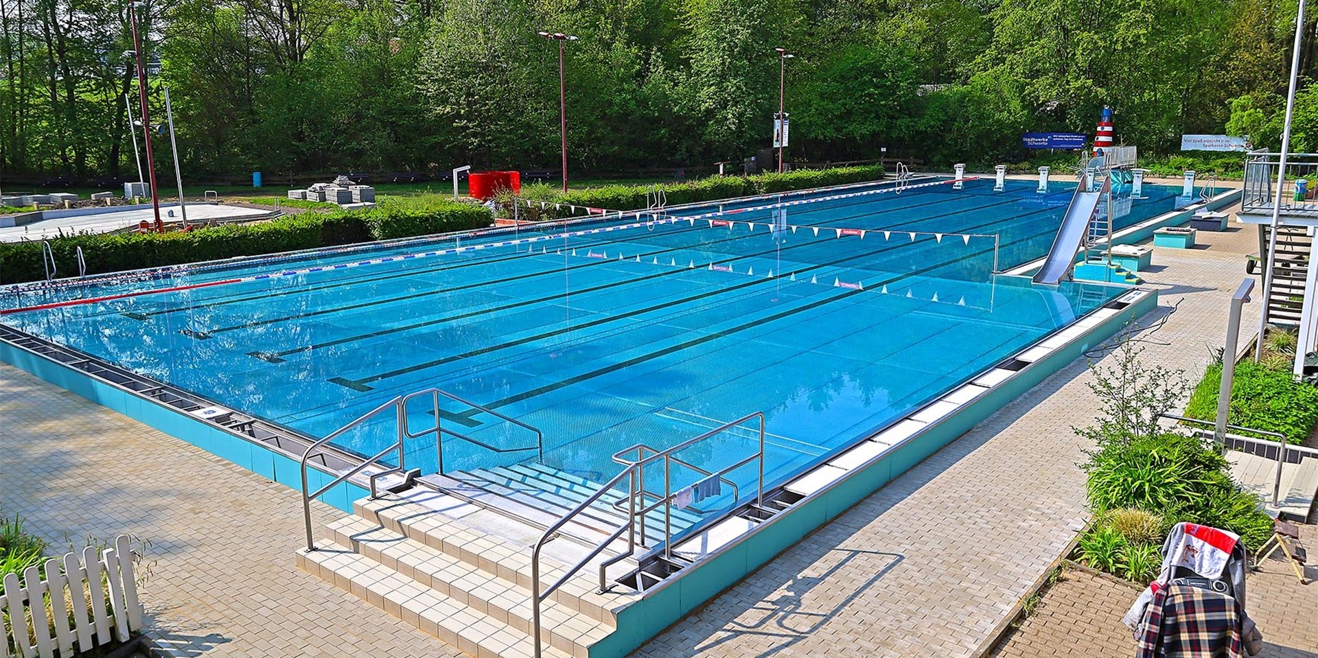 Das große Becken ist wieder gefüllt mit sauberem Wasser. Ab Sonntag kann man wieder Baden.