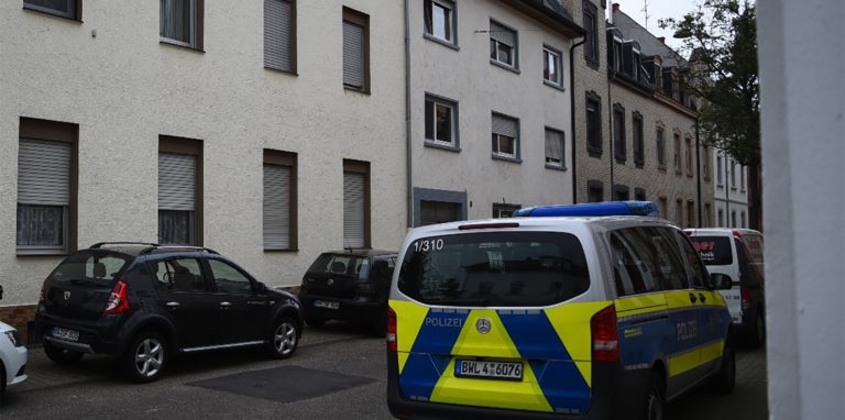 Ein Fahrzeug der Polizei steht in einer Straße im Stadtteil Waldhof. Nach einem Polizeieinsatz ist ein Mann ums Leben gekommen. Das Landeskriminalamt hat Ermittlungen aufgenommen, sagte ein Polizeisprecher.