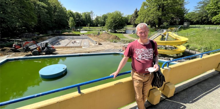 Stefan Petersmann auf seiner aktuell größten Baustelle: Die Schöne Flöte. Der Chef der Holzwickeder Wasserversorgung will die Pause vom Betrieb nutzen, um hier sanierungstechnisch einen „Rundumschlag“ zu machen.