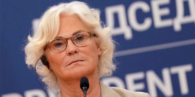 Bundesverteidigungsministerin Christine Lambrecht (SPD) steht in der Kritik, weil sie bei einer Dienstreise ihren Sohn mitgenommen hat.