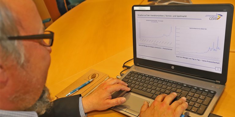 GSW-Vertriebsleiter Thomas Gaide zeigt zwei Charts, die die Preissprünge am Terminmarkt (links ) und am Spotmarkt (rechts) zeigen. Die örtlichen Stadtwerke versuchen, durch kluge Einkaufspolitik noch höhere Preise für ihre Kunden zu vermeiden.