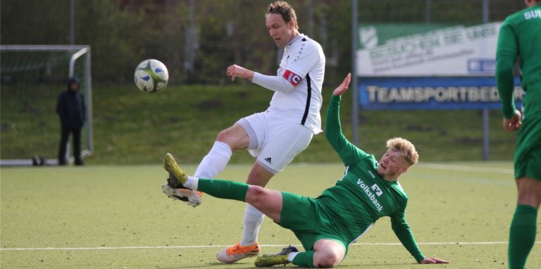 Tim Kortenbusch (r.) wechselt im Sommer vom SuS Olfen zum Holzwickeder SC.