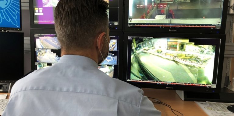 Videokameras von unterschiedlichen Orten in Dortmund senden Bilder in die Leitstelle der Polizei.