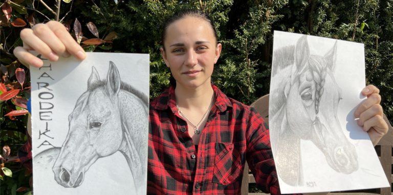 Daria hat ein verstecktes Talent: Die aus der Ukraine geflüchtete junge Frau zeichnet gerne Pferde. In ihrer Heimat hat sie ihre Werke bis vor ein paar Jahren sogar verkauft.