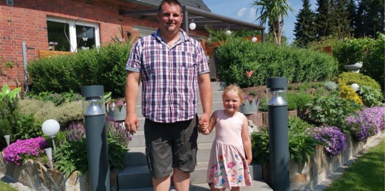 Alexander Halbe zusammen mit seiner vierjährigen Tochter. Für die Streiks als Kampfmittel hat er kein Verständnis.