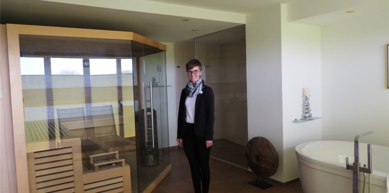 Empfangschefin Lena-Kristin Hilgers präsentiert die Wellness-Suite des Ringhotel am Stadtpark.