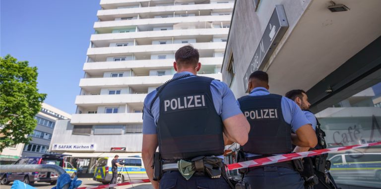 Gegen 7.20 Uhr hatten Passanten die Polizei alarmiert, nachdem sie in der Hanauer Innenstadt vor einem Hochhaus einen schwer verletzten Jungen entdeckt hatten.