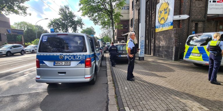 Polizei steht vor dem Don-Bosco-Gymnasium. In Essen ist die Polizei an zwei Schulen in größerem Umfang im Einsatz. Derzeit laufe ein größerer Polizeieinsatz am Don-Bosco-Gymnasium in Essen-Borbeck, schrieb die Polizei auf Twitter. Kurz darauf berichtete sie, der Polizeieinsatz betreffe auch die Realschule am Schloss Borbeck.