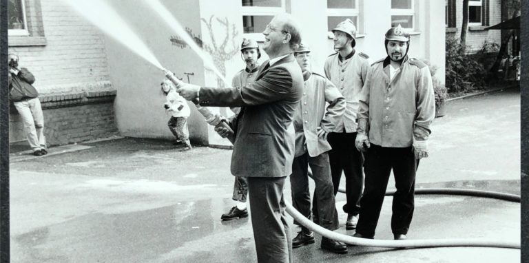 Eine von vielen Feiern, als das Freibad bereits gerettet war: Wilhelm Dördelmann, Bürgermeister von 1984 bis 1999, steht am Feuerwehrschlauch. Auch zum 40-Jährigen des Bornekamp e.V. gibt es verschiedene Aktionen und Darbietungen.