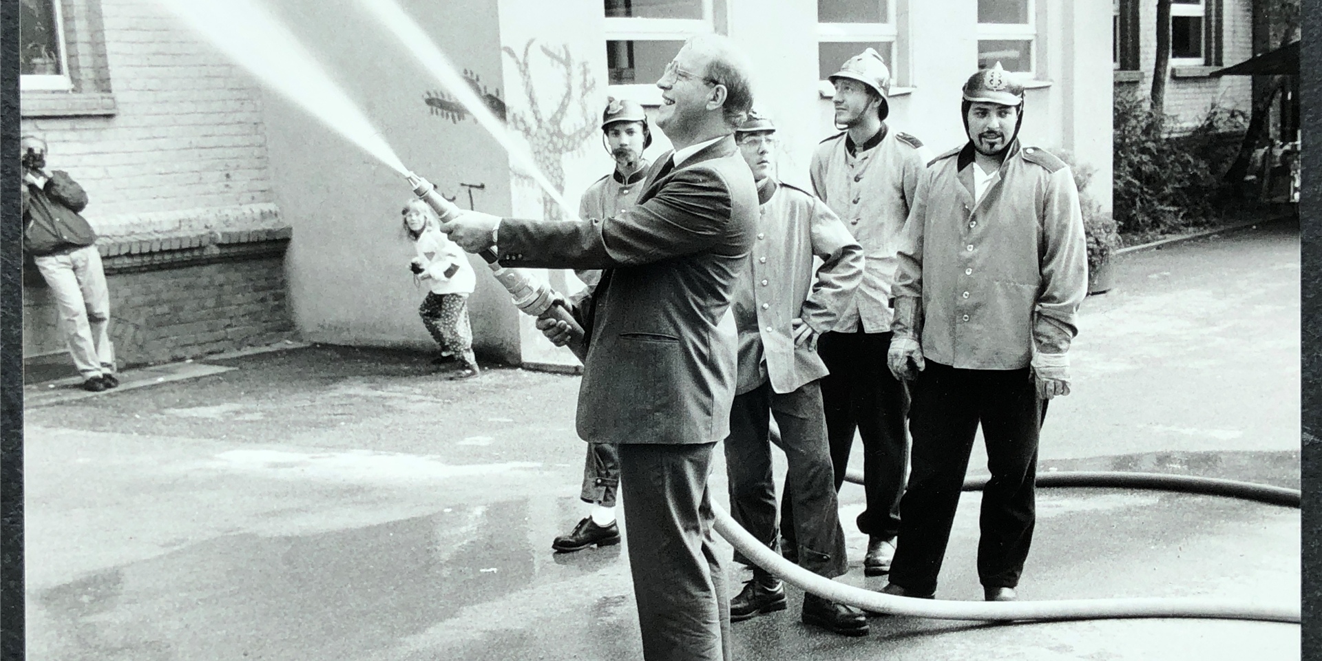 Eine von vielen Feiern, als das Freibad bereits gerettet war: Wilhelm Dördelmann, Bürgermeister von 1984 bis 1999, steht am Feuerwehrschlauch. Auch zum 40-Jährigen des Bornekamp e.V. gibt es verschiedene Aktionen und Darbietungen.