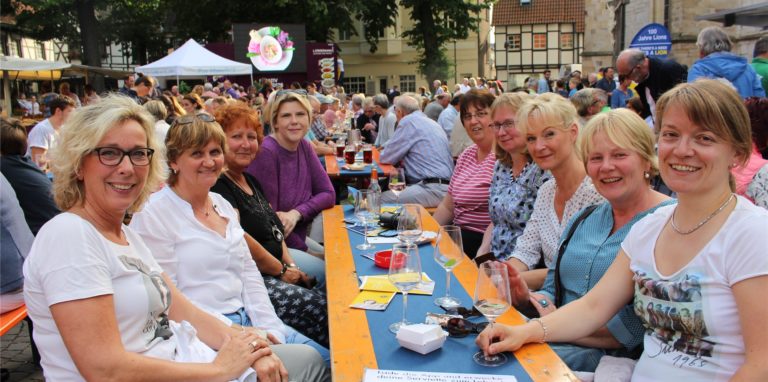 Frauen sitzen an einem Tisch.