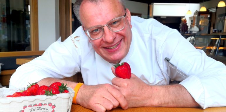 Günther Overkamps Sommer-Liebe ist ein süßes Früchtchen mit Überraschungen. Der Koch erzählt in dieser Kolumne, was die meisten über die Erdbeere nicht wissen und was man alles Leckeres mit ihr anstellen kann.