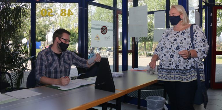 Frau bei der Wahl