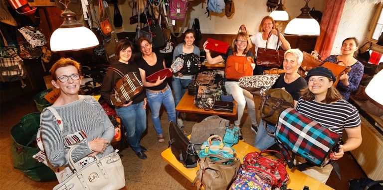Der Taschen-Segen, der schon lange angedacht war, kann auf dem Frühlingsmarkt endlich stattfinden. Die Initiatorinnen haben das Geschäft an der Weststraße schon für den Verkauf fit gemacht.