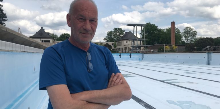 Noch ist kein Wasser im Becken: Sportwelt-Geschäftsführer Jörg Husemann am 12. Mai 2022 im Freibad Volkspark.