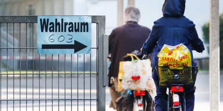 Menschen fahren mit dem Fahrrad zum Wahlraum