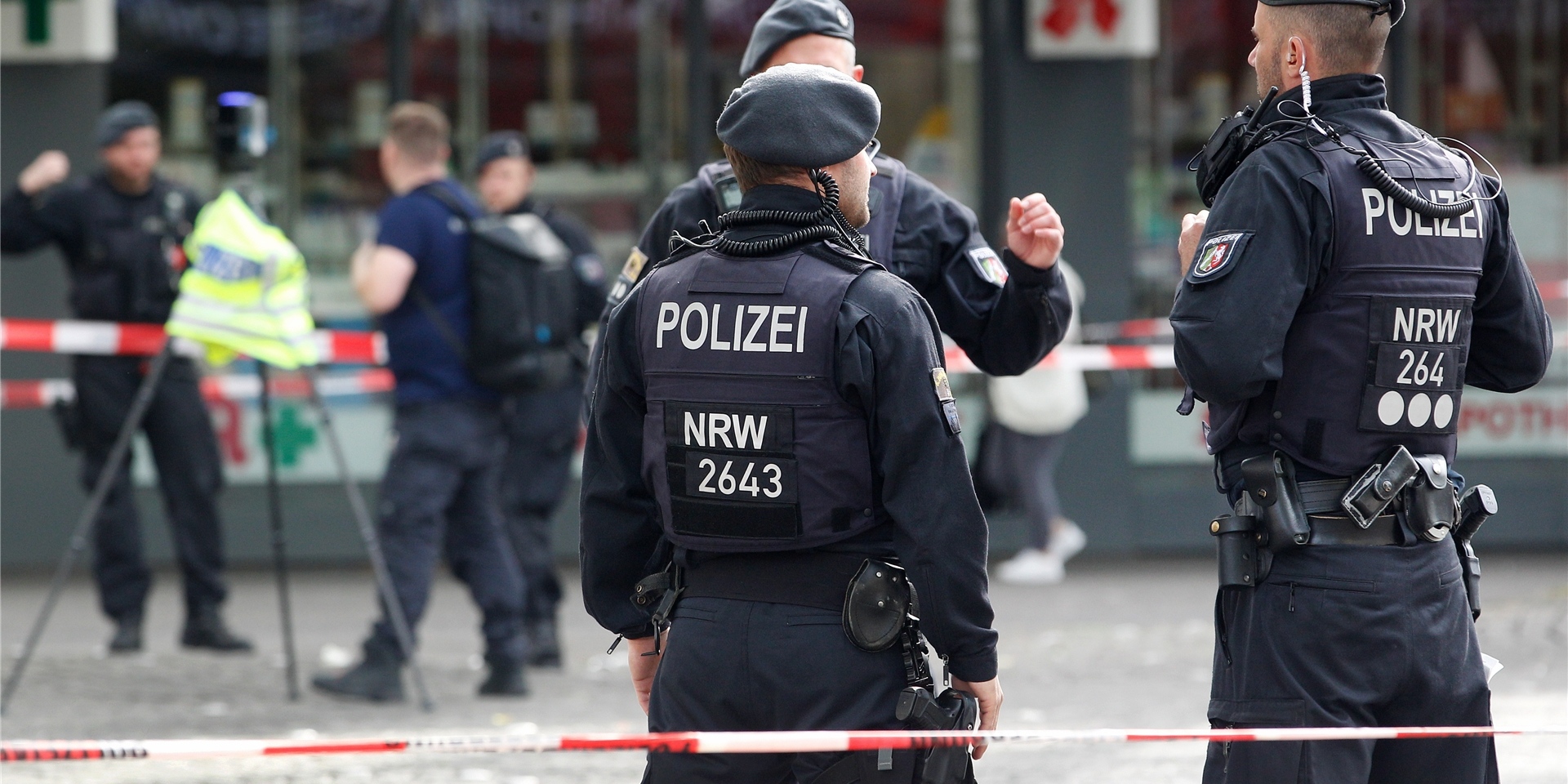 Polizisten untersuchen den Tatort am Marktplatz in Duisburg. Bei Schüssen auf offener Straße sind am Mittwoch (04.05.2022) vier Menschen verletzt worden.