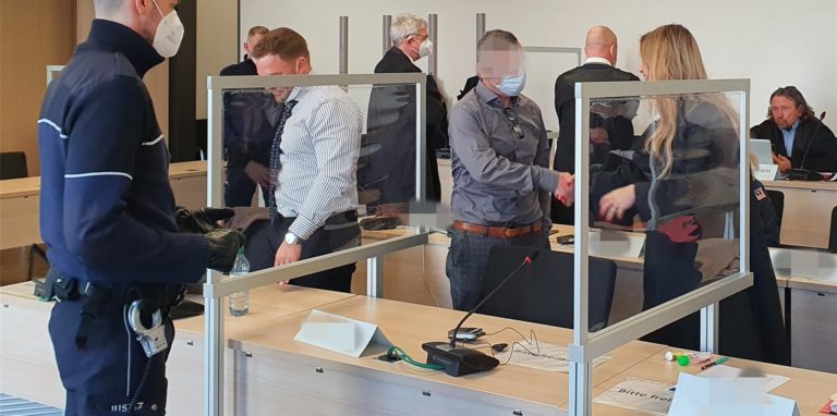 Der verurteilte Hauptangeklagten neben seiner Verteidigerin.