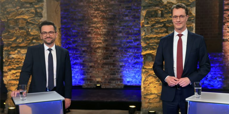 Ministerpräsident Hendrik Wüst (CDU) und SPD-Herausforderer Thomas Kutschaty (links) sprechen beim TV-Duell der Spitzenkandidaten zur Landtagswahl in NRW in der WDR-Wahlarena in der Alten Schlossfabrik.