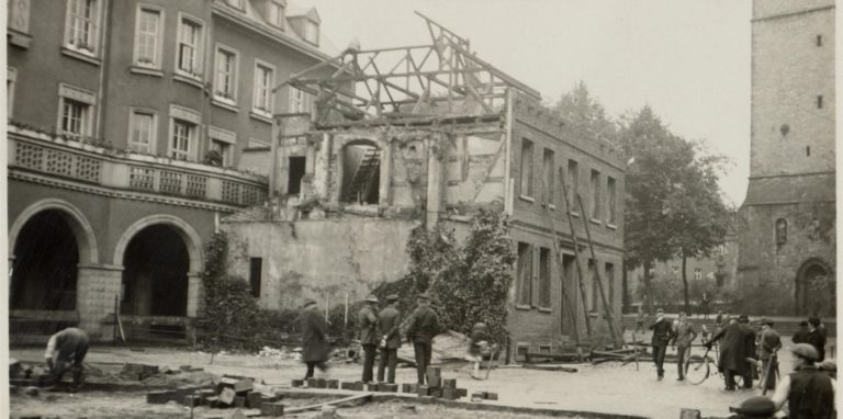 Für den Neubau des Rathauses musste im Jahr 1928 ein Haus in der Innenstadt abgerissen werden. Diese und weitere Details erfahren Besucherinnen und Besucher bei der historischen Stadtführung in Menden.