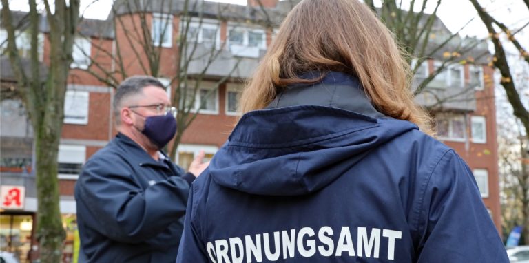 Im Holzwickeder Ordnungsamt hat ein neuer Kollege angefangen, der vor allem den ruhenden Verkehr überwacht. Seine Arbeit scheint in kurzer Zeit schon Früchte zu tragen.