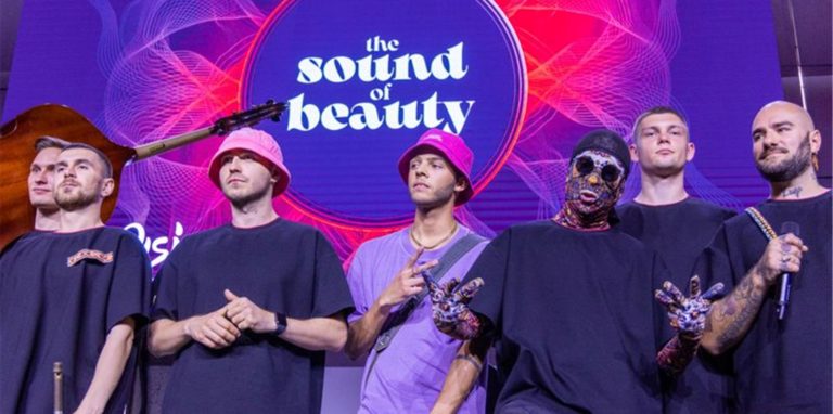 Die ukrainische Band Kalush Orchestra gemeinsam mit Malik Harris (M) aus Deutschland beim Empfang der Deutschen Botschaft vor dem Eurovision Song Contest (ESC).