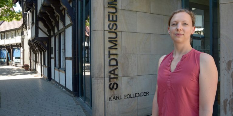 Frau vor Museumseingang