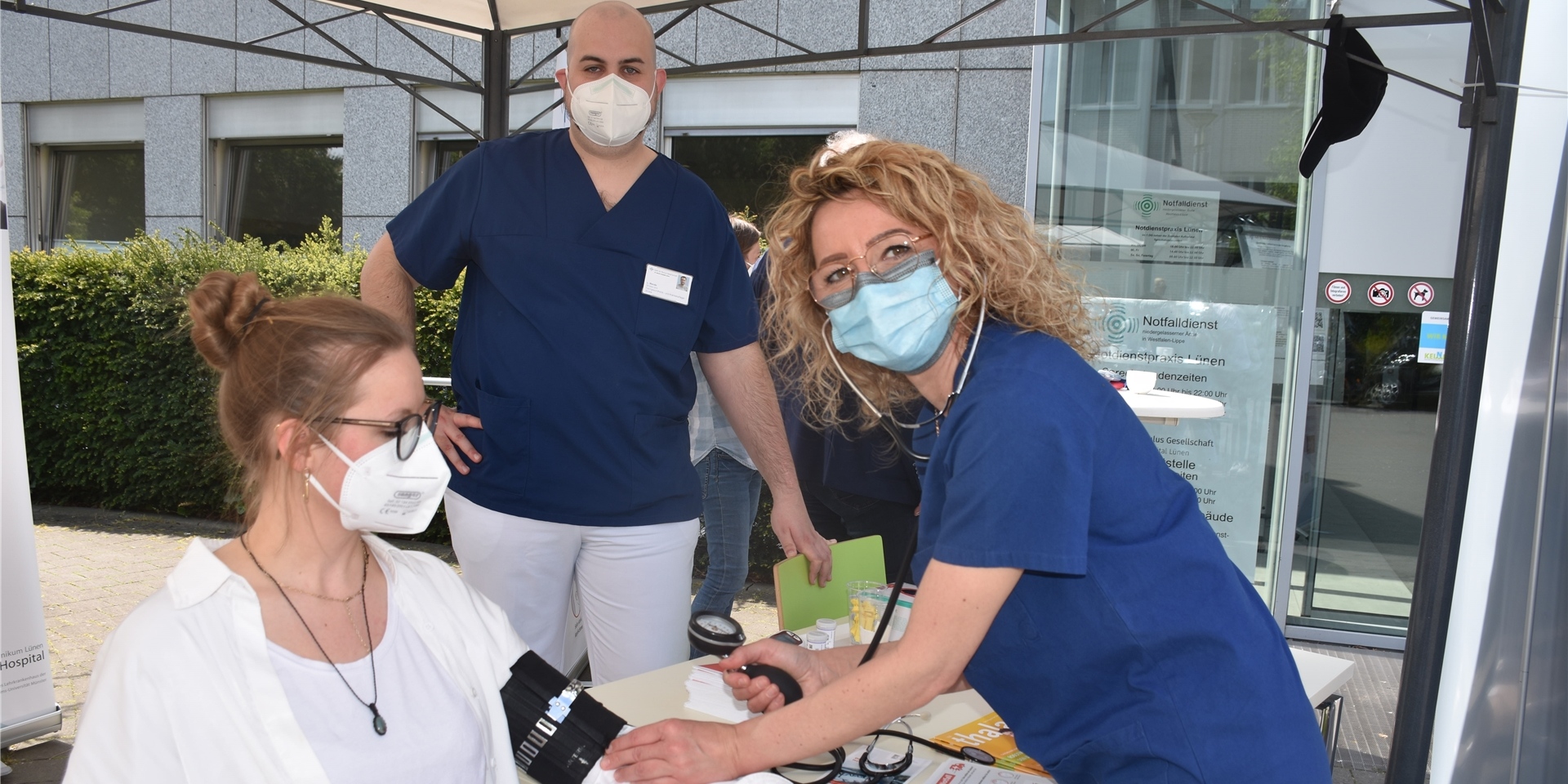 Anna Borukalo und Lukas Mende von der Stroke Unit messen den Blutdruck von Paula Klein.