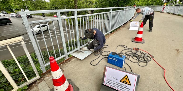 Baustelle Eselsbrücke: Die Halterungen waren schon geraume Zeit an der Brücke montiert. Nun wird das neue Geländer Stück für Stück angebaut. Wo die Techniker die neue Brüstung installiert haben, entfernen sie die alte.