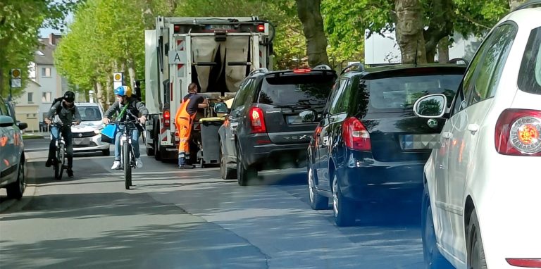 Mit eintägiger Verspätung wurden die Gelben Tonnen in Schwerte am Freitag (13.5.) dann doch noch von der GWA geleert. An vielbefahrenen Stellen wie hier an der Ostberger Straße sorgte das für Staus.