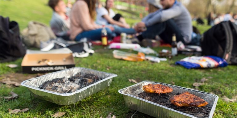 Es ist nicht verboten, in Kamener Parks zu grillen, wenn man die Stelle sauber hinterlässt. Dazu gehört auch die Asche. (Symbolbild)