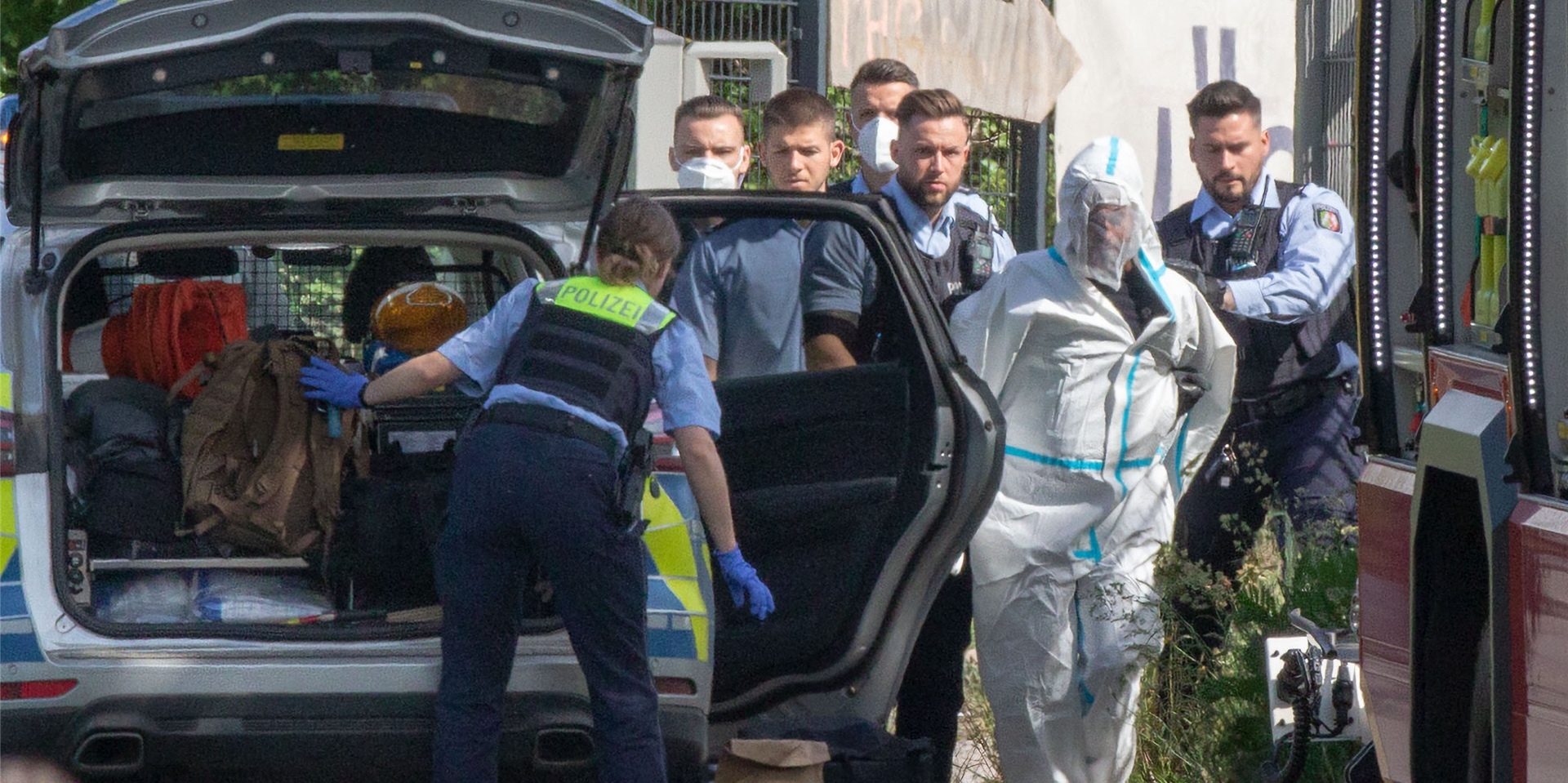 Polizisten führen den mutmaßlichen Täter ab. Der Mann soll in einer Regionalbahn mit einem Messer auf Reisende eingestochen haben.