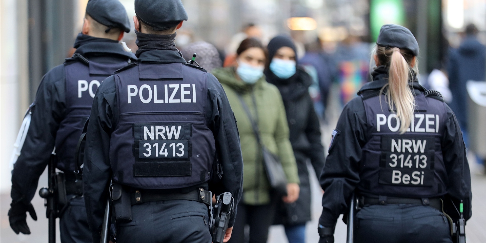 Polizisten laufen auf der Kölner Schildergasse Streife.