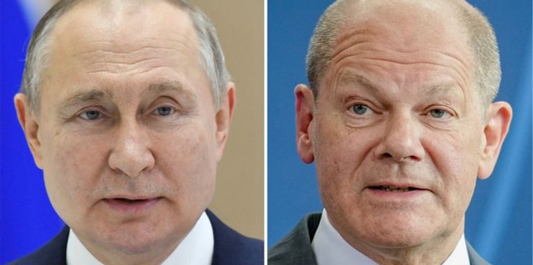 Links der russische Präsident Wladimir Putin. Rechts der deutsche Bundeskanzler Olaf Scholz.