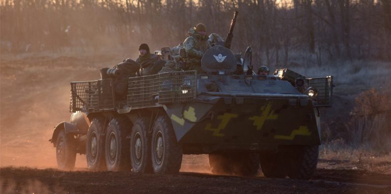 Ukrainische Soldaten fahren Schützenpanzer nahe der Küste des Asowschen Meers.