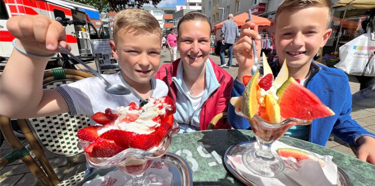 Samuel und Elias mit einem Traum-Eis, das ihre Mutter Melanie Garbe spendiert hat.