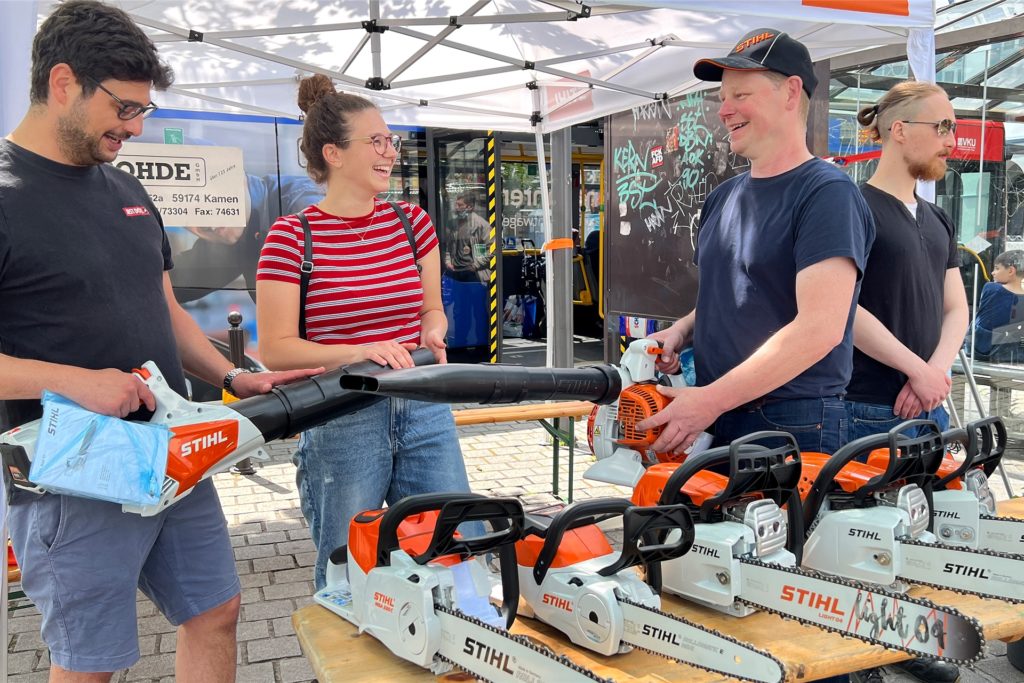 Händler, Handwerker und Dienstleister zeigen während des Frühlingsmarkts, der bis Sonntagabend, 18 Uhr, andauert, Angebote rund um Haus und Garten – darunter auch Gartengeräte, die motorisiert sind. Gökcen Kuru und Chantal Schulz informieren sich zu Laubbläsern am Stand von Axel Bohde (r.)