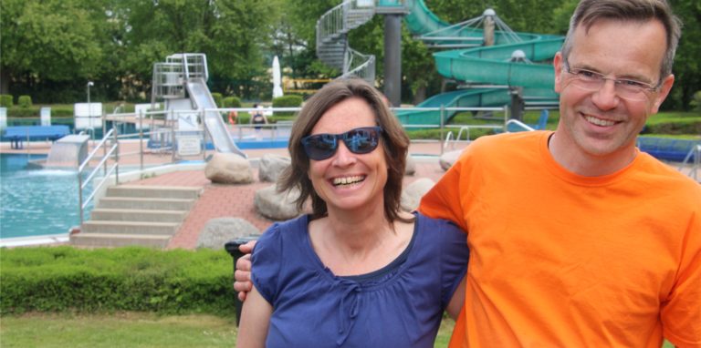 Der Geschäftsführer des gemeinnützigen Freibad Selm GmbH, Markus Jungeilges, und Miriam Disselkamp, Vorstandsmitglied des Freibad-Fördervereins, freuen sich über den gelungenen Start in die Saison 2022.