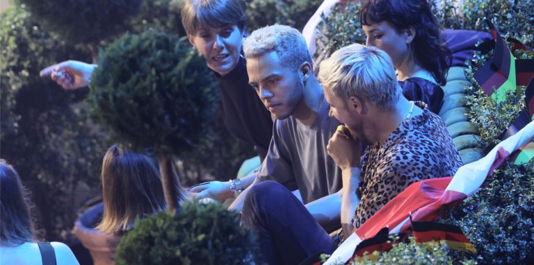 Malik Harris (Mitte) aus Deutschland während der Vergabe der Wertungspunkte nach dem Finale des Eurovision Song Contests (ESC).