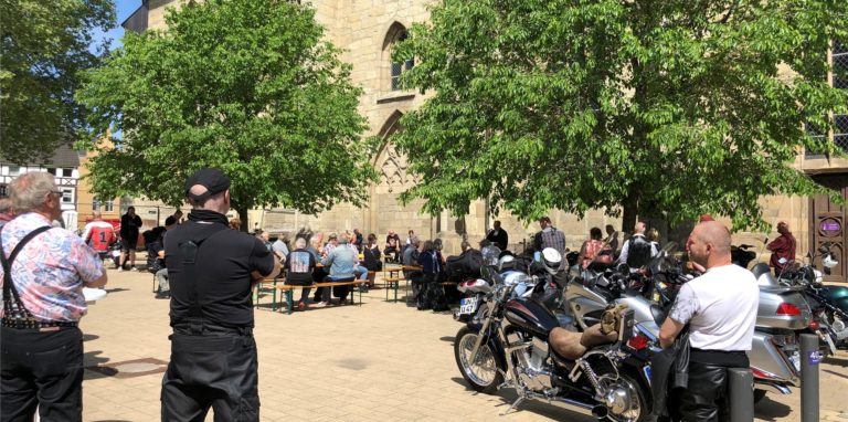 Bikerinnen und Biker kamen am Sonntag (15. Mai) zum Motorrad-Gottesdienst auf dem Vorplatz vor der Stadtkirche zusammen.