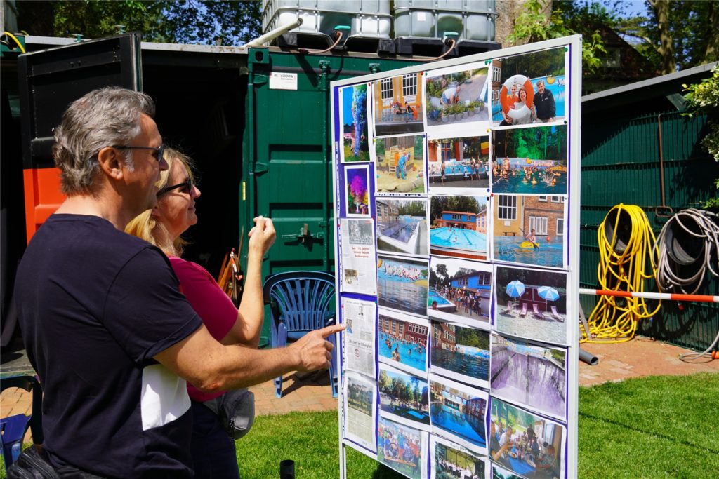 Eine kleine Reise durch die Zeit ermöglichte eine Ausstellung mit Bildern, Artikeln und Filmen aus der Gründungszeit und von den Ereignissen im Freibad Bornekamp. Eine kleine Reise durch die Zeit ermöglichte eine Ausstellung mit Bildern, Artikeln und Filmen aus der Gründungszeit und von den Ereignissen im Freibad Bornekamp.